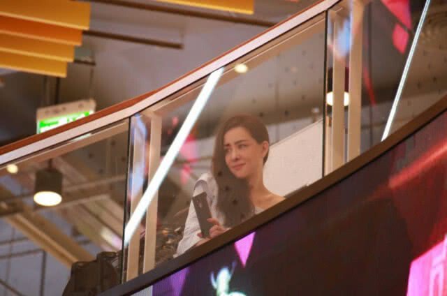 ยิ้มแก้มปริ! "ศรราม" หยิบเพลงของ "นิโคล" ร้องโชว์ต่อหน้าเจ้าตัวกลางเวที