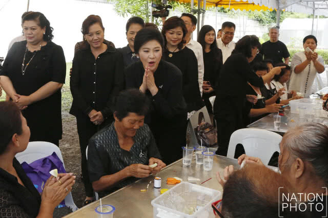 ยิ่งลักษณ์ เปิดบ้าน ให้ปชช. ร่วมประดิษฐ์ดอกดารารัตน์