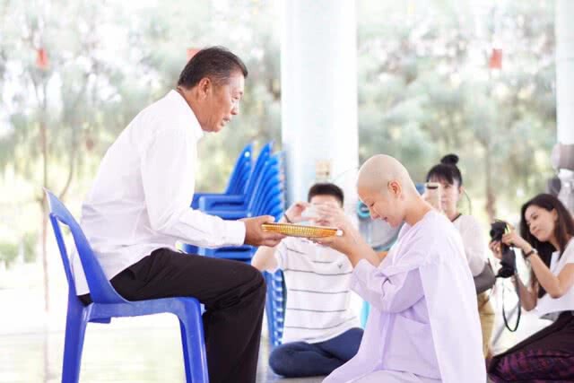อนุโมทนาบุญ 
พริตตี้เงินล้าน‘สต็อป-ณัฐฐา’ 
เข้าวัดบวชชี แทนคุณพ่อแม่