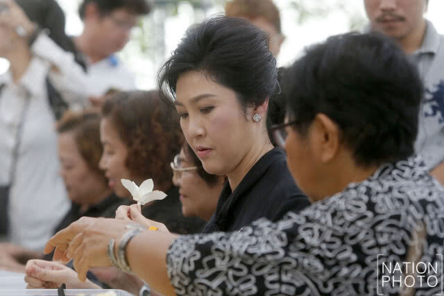 ยิ่งลักษณ์ เปิดบ้าน ให้ปชช. ร่วมประดิษฐ์ดอกดารารัตน์