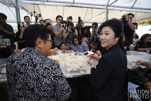 ยิ่งลักษณ์ เปิดบ้าน ให้ปชช. ร่วมประดิษฐ์ดอกดารารัตน์