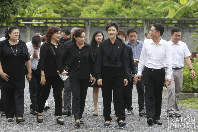 ยิ่งลักษณ์ เปิดบ้าน ให้ปชช. ร่วมประดิษฐ์ดอกดารารัตน์