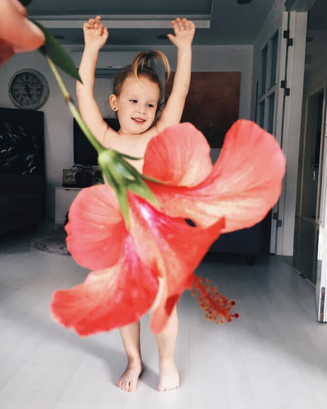 คุณแม่ไอเดียเจ๋ง! จับลูกสาวถ่ายรูปสุดอาร์ต ใช้ดอกไม้-ผัก-ผลไม้ แทนเสื้อผ้า