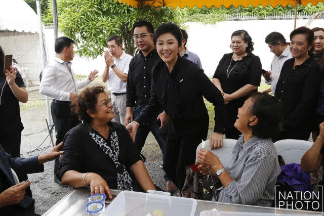 ยิ่งลักษณ์ เปิดบ้าน ให้ปชช. ร่วมประดิษฐ์ดอกดารารัตน์