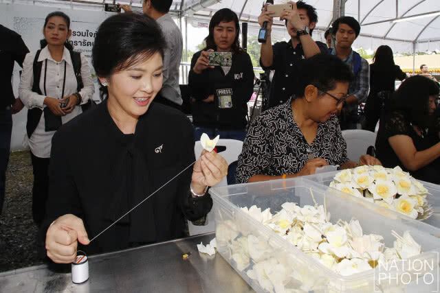 ยิ่งลักษณ์ เปิดบ้าน ให้ปชช. ร่วมประดิษฐ์ดอกดารารัตน์