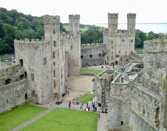 "ไม่ซ้ำใคร"
แดงเดือด, พ่อมดและเที่ยวดื่มกิน EPL