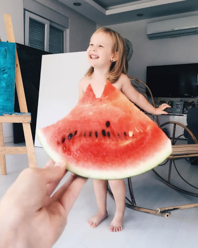 คุณแม่ไอเดียเจ๋ง! จับลูกสาวถ่ายรูปสุดอาร์ต ใช้ดอกไม้-ผัก-ผลไม้ แทนเสื้อผ้า