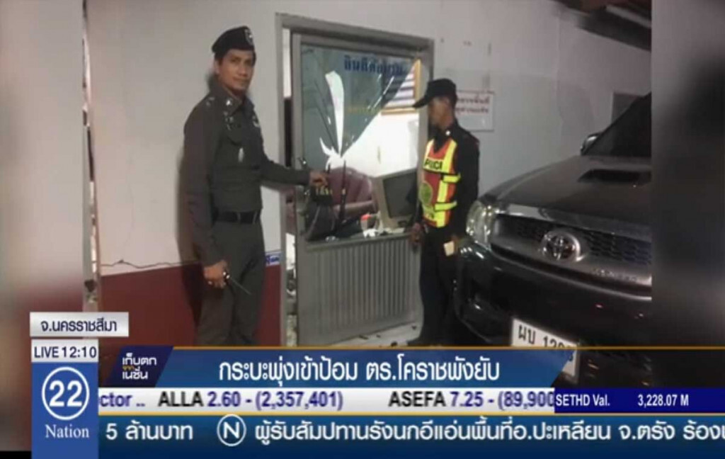 กระบะพุ่งเข้าป้อม ตร.โคราชพังยับ กระบะพุ่งเข้าป้อม ตร.โคราชพังยับ