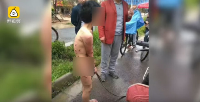 พ่อจีนโหด  มัดมือลูกชายวัย12ขวบ ผูกกับจยย.ลากไปตามถนน อ้างลูกขโมยเงิน