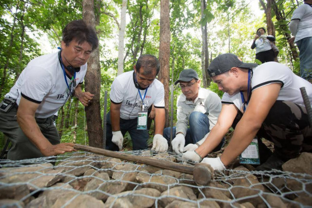 "ปลูกป่าโดยไม่ต้องปลูก"
การสร้างป่าของพระบาทสมเด็จพระปรมินทรมหาภูมิพลอดุลยเดช