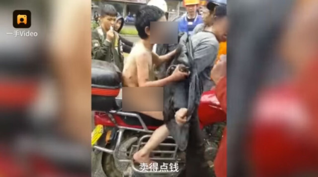 พ่อจีนโหด  มัดมือลูกชายวัย12ขวบ ผูกกับจยย.ลากไปตามถนน อ้างลูกขโมยเงิน