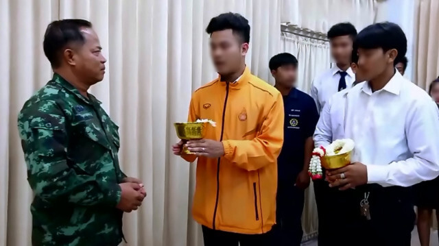กลุ่มนักศึกษา มทร.อีสาน
เข้าขอขมาผู้ปกครอง น.ศ.หญิง
รุ่นพี่ 40 คนถูกลงโทษ ตัดคะแนน เชิญผู้ปกครอง