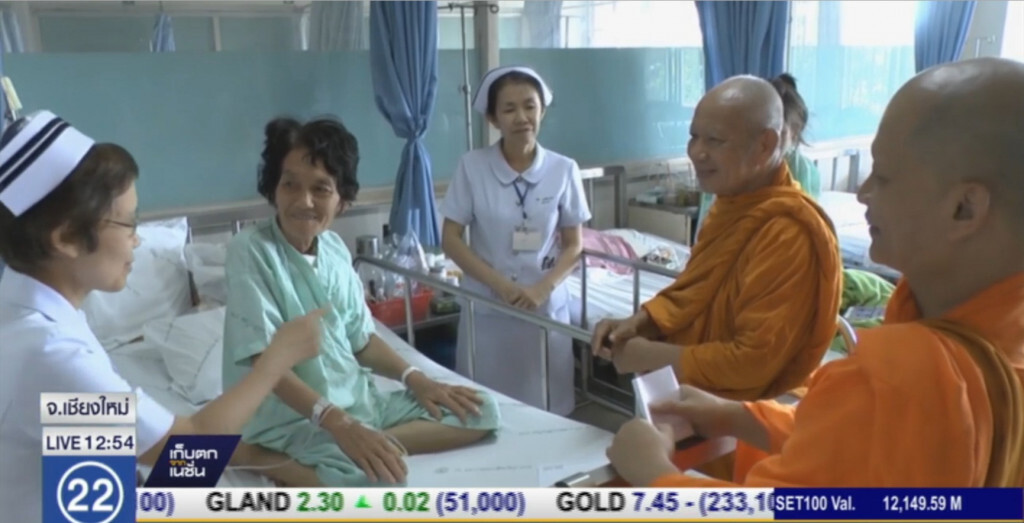 พระภิกษุอาสาสมัครให้กำลังใจผู้ป่วย พระภิกษุอาสาสมัครให้กำลังใจผู้ป่วย