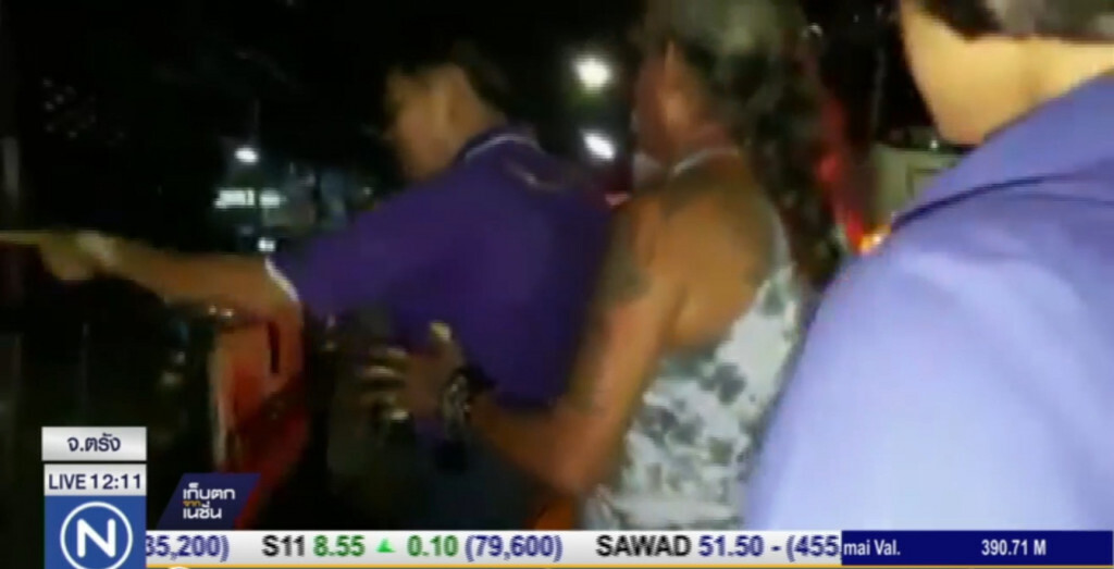 แม่ค้าหวิดปะทะผู้คุมตลาด อบจ.ตรัง หลังนำแท่งปูนปิดไม่ให้ขาย แม่ค้าหวิดปะทะผู้คุมตลาด อบจ.ตรัง หลังนำแท่งปูนปิดไม่ให้ขาย