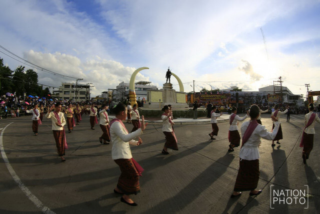 งานมหกรรมแห่เทียน พรรษาและตักบาตรบนหลังช้าง จังหวัดสุรินทร์