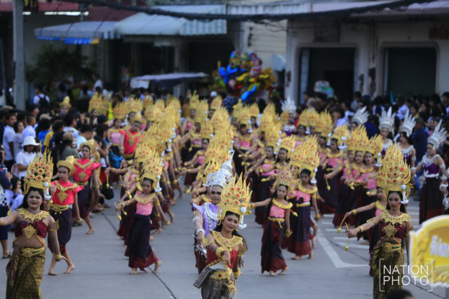 งานมหกรรมแห่เทียน พรรษาและตักบาตรบนหลังช้าง จังหวัดสุรินทร์