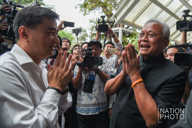 "สุเทพ" ทำบุญวันเกิด 68 ปี ที่วัดชลประทานรังสฤษดิ์