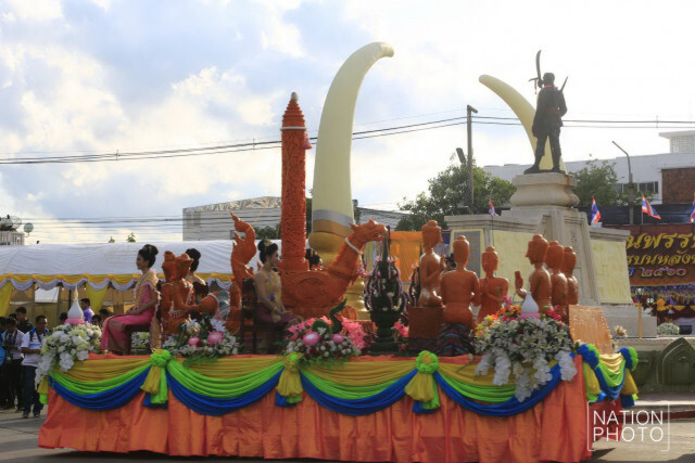 งานมหกรรมแห่เทียน พรรษาและตักบาตรบนหลังช้าง จังหวัดสุรินทร์
