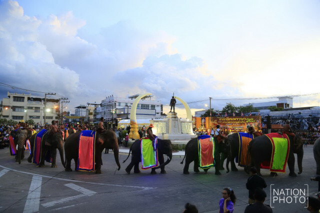 งานมหกรรมแห่เทียน พรรษาและตักบาตรบนหลังช้าง จังหวัดสุรินทร์