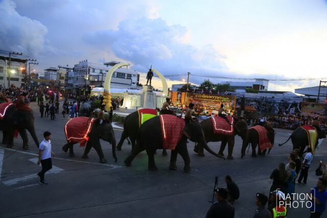งานมหกรรมแห่เทียน พรรษาและตักบาตรบนหลังช้าง จังหวัดสุรินทร์