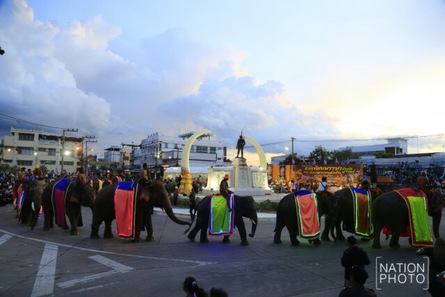 งานมหกรรมแห่เทียน พรรษาและตักบาตรบนหลังช้าง จังหวัดสุรินทร์