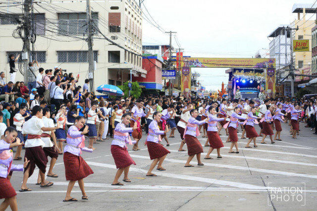 งานมหกรรมแห่เทียน พรรษาและตักบาตรบนหลังช้าง จังหวัดสุรินทร์