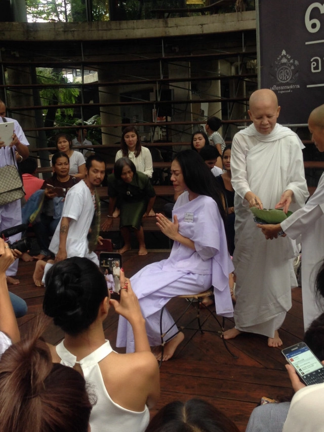 "เอ็มมี่ แม็กซิม" ซึ้งรสธรรม โกนหัวบวช 15 วัน ปัดสร้างกระแส ขออโหสิกรรมทุกคน