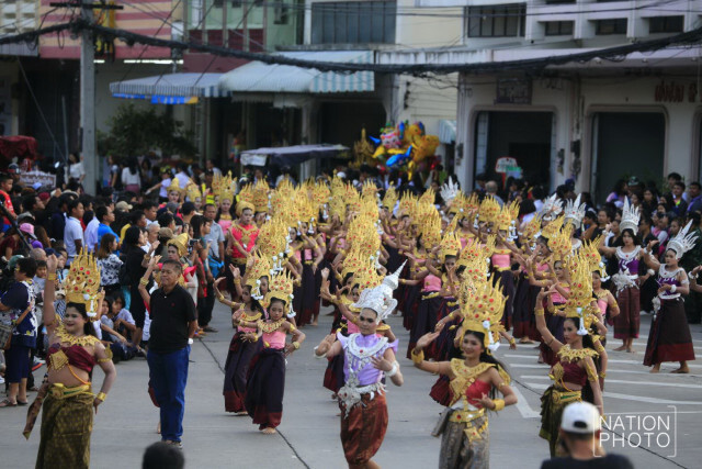 งานมหกรรมแห่เทียน พรรษาและตักบาตรบนหลังช้าง จังหวัดสุรินทร์