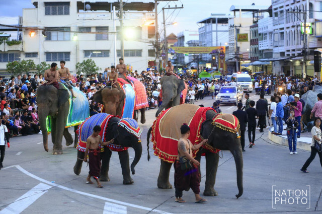 งานมหกรรมแห่เทียน พรรษาและตักบาตรบนหลังช้าง จังหวัดสุรินทร์