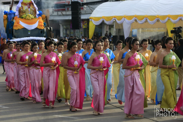 งานมหกรรมแห่เทียน พรรษาและตักบาตรบนหลังช้าง จังหวัดสุรินทร์