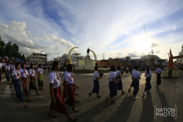 งานมหกรรมแห่เทียน พรรษาและตักบาตรบนหลังช้าง จังหวัดสุรินทร์