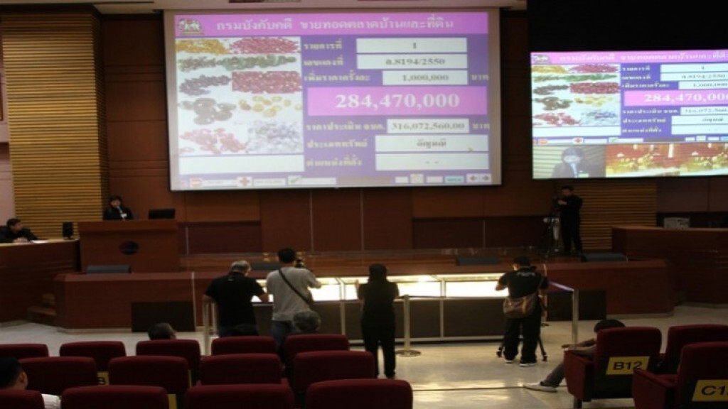ประมูลหยก-พลอย ล็อตใหญ่ 284 ล้าน ไร้คนสู้ราคา! ประมูลหยก-พลอย ล็อตใหญ่ 284 ล้าน ไร้คนสู้ราคา!
