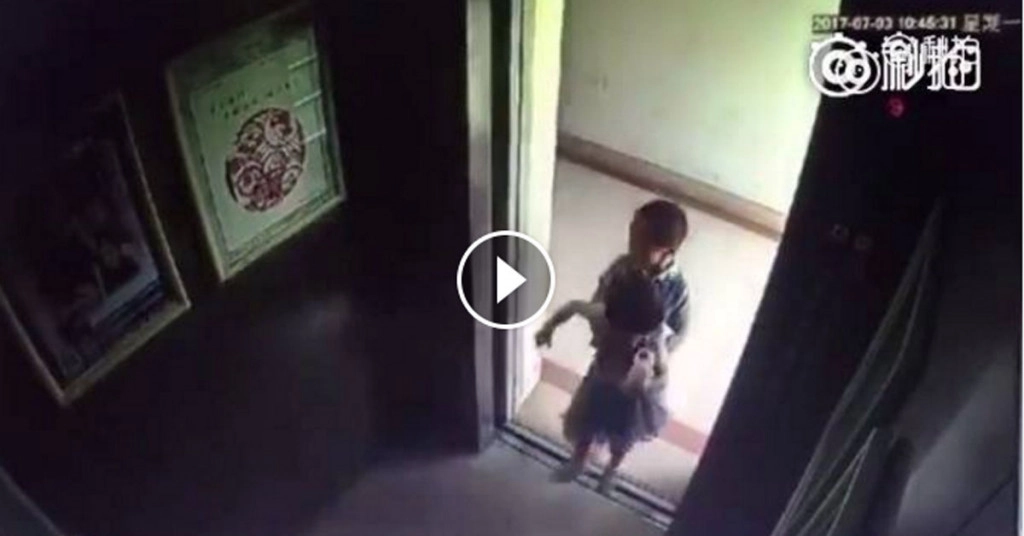 ด.ช. 5 ขวบ เล่นพิเรนทร์ อุ้ม ด.ญ. 2 ขวบ ใส่ลิฟต์ส่งไปชั้น 18 ก่อนพลัดตกตึกเสียชีวิต