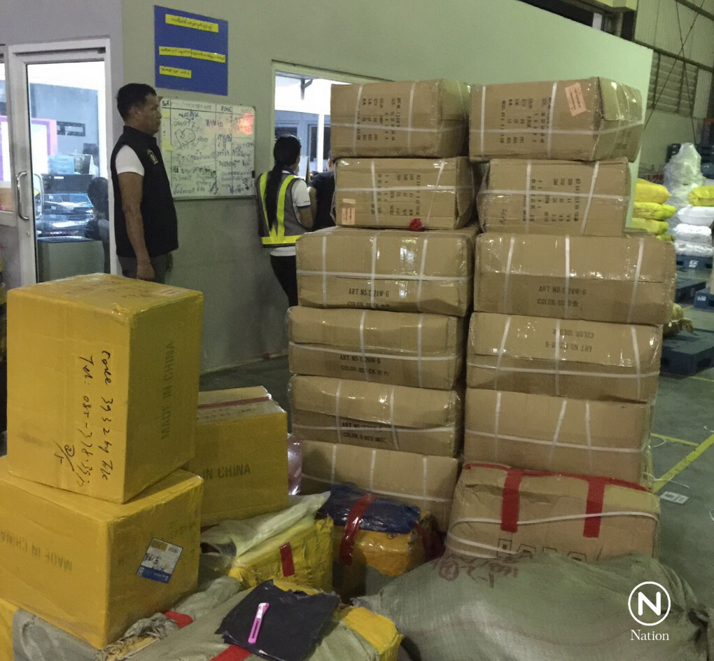 "ศรีวราห์" ประสาน ทหารจาก ช.พัน 9 พร้อมชุดเฉพาะกิจ ศปรอ.ตร.บุกโกดังยึดชุดแต่งรถ หนีภาษีนับ 10 ล้าน "ศรีวราห์" ประสาน ทหารจาก ช.พัน 9 พร้อมชุดเฉพาะกิจ ศปรอ.ตร.บุกโกดังยึดชุดแต่งรถ หนีภาษีนับ 10 ล้าน
