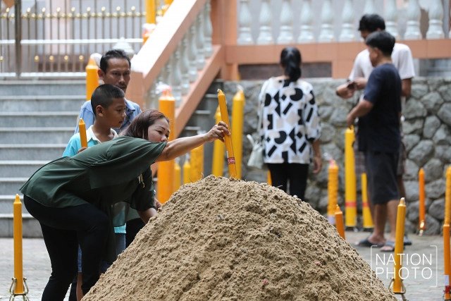 ถวายเทียนพรรษา วัดไม่ใช้ไฟฟ้า หนึ่งเดียวในภูเก็ต