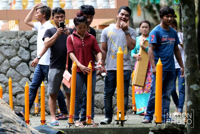 ถวายเทียนพรรษา วัดไม่ใช้ไฟฟ้า หนึ่งเดียวในภูเก็ต