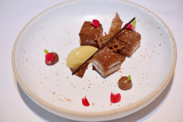 มื้อกลางวันกับอาหารสไตล์ฝรั่งเศส ณ The Reflexions โรงแรมพลาซ่า แอทธินี รอยัล เมอริเดียน