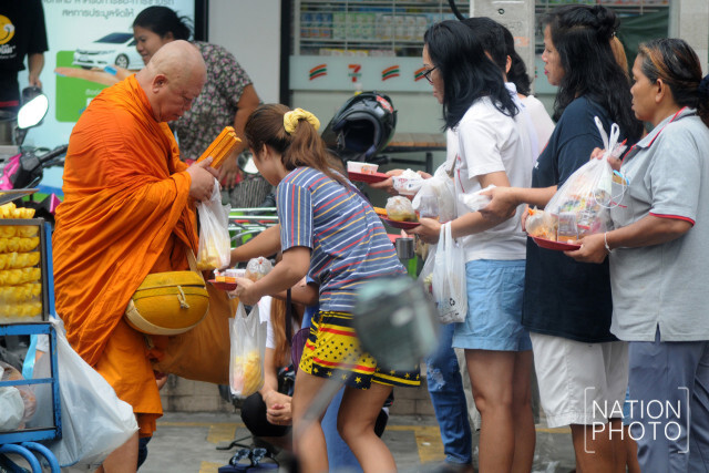 ประชาชนต่างพาครอบครัวมาทำบุญตักบาตร เนื่องในวันอาสาฬหบูชา