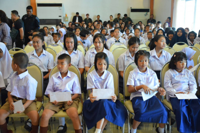 เอสโซ่มอบทุนการศึกษา โดย มทภ.4 เป็นประธาน ให้ นร. 3 จังหวัดชายแดนใต้