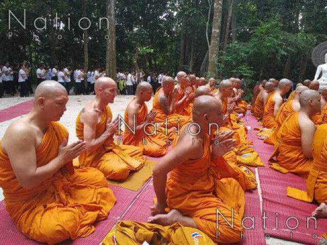 สวนโมกขพลาราม คึกคัก พุทธศาสนิกชนเวียนเทียน