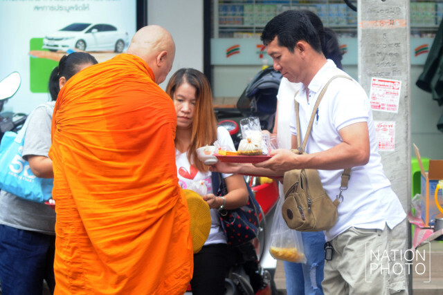 ประชาชนต่างพาครอบครัวมาทำบุญตักบาตร เนื่องในวันอาสาฬหบูชา