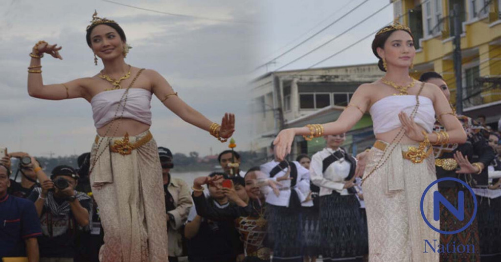 ชาวนครพนมแห่ชม! 'แต้ว ณฐพร' รำบวงสรวง ชาวนครพนมแห่ชม! 'แต้ว ณฐพร' รำบวงสรวง