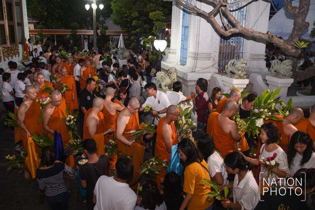 พุทธศาสนิกชนร่วมตักบาตรดอกไม้ ที่วัดบวรนิเวศวิหาร