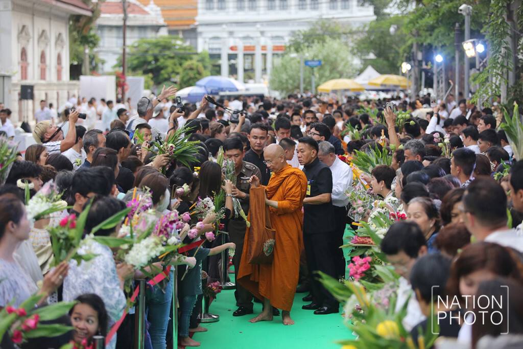 ประเพณีเดินเทียนและตักบาตรดอกไม้วัดราชบพิธสถิตมหาสีมาราม ประจำปี 2560 ประเพณีเดินเทียนและตักบาตรดอกไม้วัดราชบพิธสถิตมหาสีมาราม ประจำปี 2560