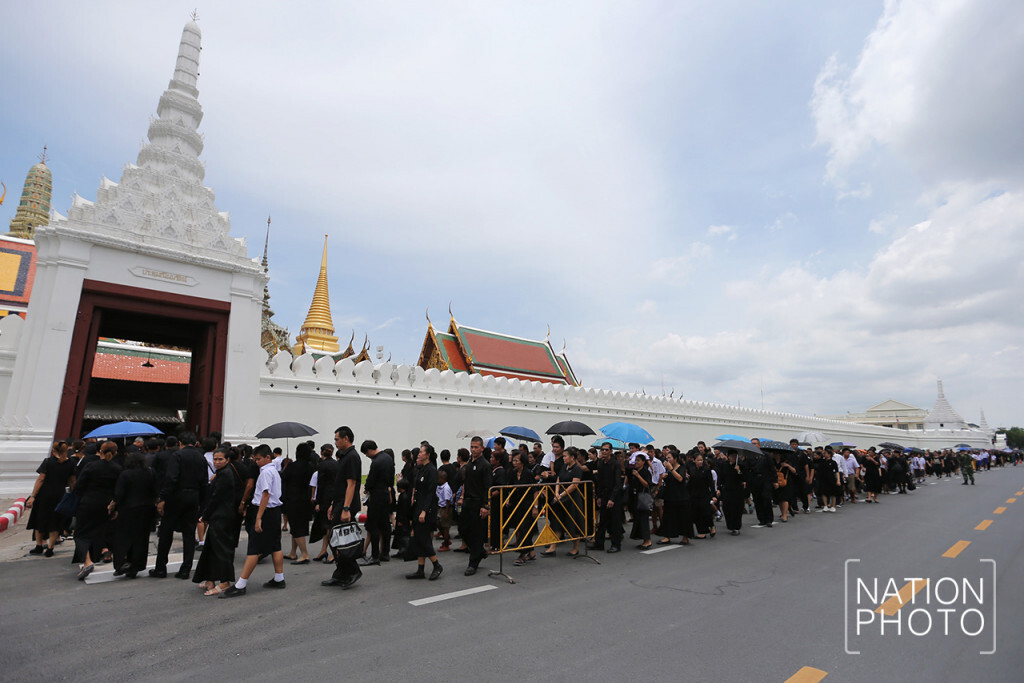 ประชาชนเข้ากราบสักการะพระบรมศพ รัชกาลที่ 9 ประชาชนเข้ากราบสักการะพระบรมศพ รัชกาลที่ 9