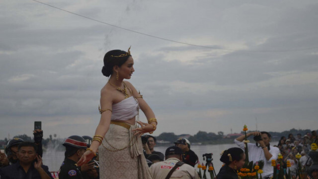 ชาวนครพนมแห่ชม! 'แต้ว ณฐพร' รำบวงสรวง