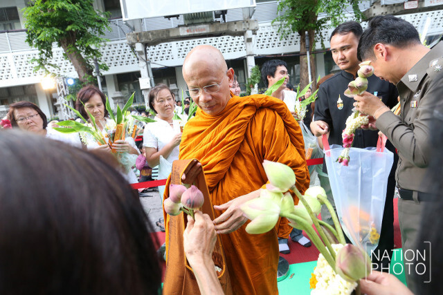 ประเพณีเดินเทียนและตักบาตรดอกไม้วัดราชบพิธสถิตมหาสีมาราม ประจำปี 2560