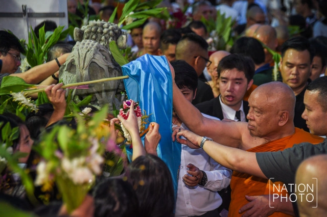 พุทธศาสนิกชนร่วมตักบาตรดอกไม้ ที่วัดบวรนิเวศวิหาร