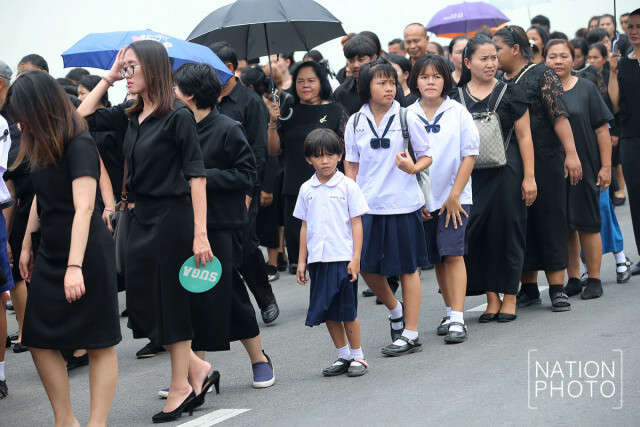 ประชาชนเข้ากราบสักการะพระบรมศพ รัชกาลที่ 9
