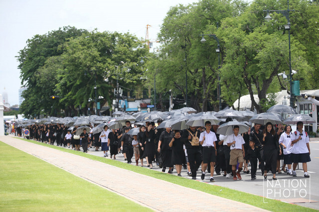 ประชาชนเข้ากราบสักการะพระบรมศพ รัชกาลที่ 9